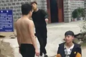 用脚爆踹，用砖头砸，2中学生成“沙袋”，是家教缺失造成的？图片