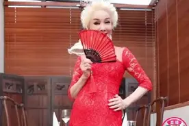 72岁夏台凤礼裙亮相，满头白发，身材曼妙，二婚嫁小25岁老公图片