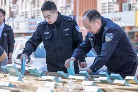 金华浦江查获一起特大运假案件，涉案卷烟10800条图片