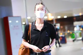 夏天衣服不要买太多，跟着刘雯这么穿，基础款也能变得时髦又高级图片