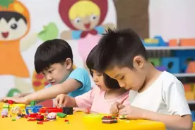 孩子裤兜鼓包，幼儿园老师翻开后手抖，园方做出决定：劝退处理图片