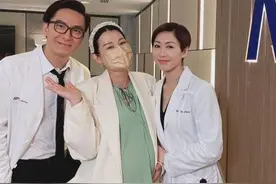 胡杏儿挺9月孕肚现身，探班闺蜜要演生娃戏码？全身照肚子好大图片