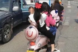 骑电动车跟着导航“自驾”去赏樱花，仨女子带娃高速上骑行5公里图片