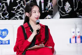宋茜创造营新造型，红衬衣+红色背带烟管裤，女人痞起来真好看图片