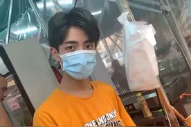 广州00后地摊小哥火了！长相酷似肖战引人围观，看到正脸后懵了图片
