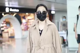 倪萍学蔡明减肥瘦20斤，穿风衣“秀”身材，61岁气场全开图片