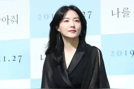 李英爱的气质女星里罕见，一袭黑色连衣裙端庄优雅，高贵典雅图片