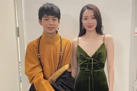 丁真爆火四个月后，和大牌明星合影气势不落下风，没出道真是对的图片