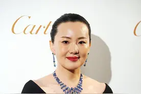 咏梅长相传统有小女人范，奢华首饰配一身黑，尽显优雅阔太气质图片