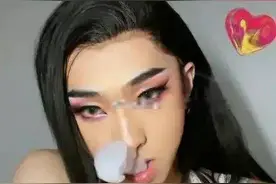 曹颖10岁儿子穿裙子走秀，伊能静儿子穿裙子出行，伪娘大行其道？图片
