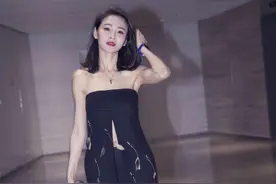 于明加气质真绝了！穿开叉抹胸裙“半露不露”太性感，女神范爆棚图片