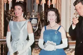 60年前，英女王和杰奎琳两大美人同框，还都穿蓝色系裙，谁更美呢图片