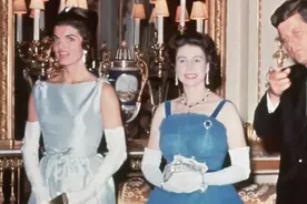 60年前，英女王和杰奎琳两大美人同框，还都穿蓝色系裙，谁更美呢图片