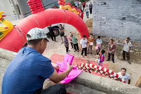 沂蒙山区婚礼习俗，粉红纸裹砖头压门楼，这样娶亲的风俗很奇特图片