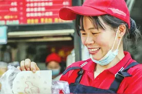 济南这家煎饼果子店排队26年 店主夫妻说出“秘诀”图片