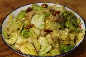 手撕包菜的正确做法，炒之前多加这1步，包菜鲜香脆嫩更入味图片