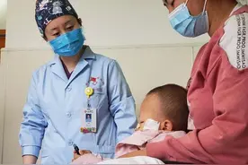 塑料薄片卡在2岁孩子食道3个多月 造成食管损伤图片