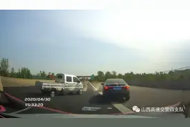 前车爆胎准备靠边停车 后车避让不及发生追尾图片