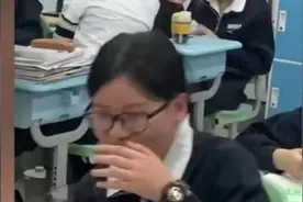 班主任“哭笑不得”，高中女生忘穿校服，同学巧使妙计过关图片