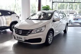 几万的自动挡实惠代步车，大空间毛病少，油耗6.3L，实拍宝骏310W图片