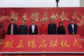 六小龄童风光回乡，一身红衣万众瞩目，网友：好几年终于启动了图片
