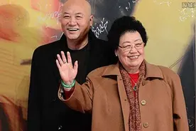 看陈丽华的家庭地位，起身时十几口人来搀扶，场面犹如太后起驾图片