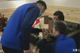 惊险！小孩被玩具“咬”手 场面让人揪心......图片