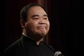 身为侯宝林的长子长孙，侯震在德云社只报幕不演出，内心平衡吗？图片