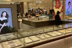 一万多元的金手镯竟能便宜一千多！金价回落，七夕情人节前夕珠宝首饰热销图片