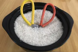 抓紧把剪刀插进大米，这方法真厉害，一年能省下不少钱，涨知识了图片