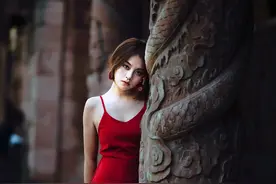 红衣妹子的情绪图片