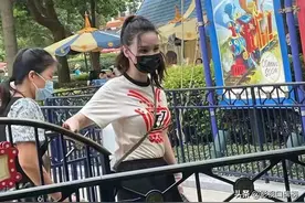 张萌与女儿同框，火出圈后，利用自己的人气到处索取资源图片