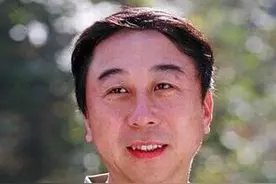 冯巩：连登33届春晚，与妻子恩爱37年，这才是好男人该有的模样图片