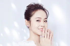 张佳宁身穿白色薄纱蛋糕裙，甜美笑容太治愈图片