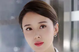 颜丹晨 浅蓝色套装，温婉知性图片