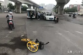 骑行途中发生事故 红桥交警快速处置护送考生顺利赴考图片