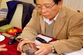 老人开价800万卖祖传字画，专家看后报价1万，转身拍卖却是1980万图片