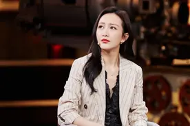 王鸥又美上了央视，穿西装配阔腿裤气场全开，姐就是女王图片
