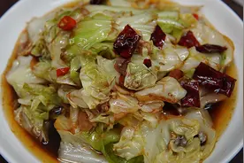 大厨教你手撕包菜的家常做法，包菜脆嫩爽口，调味汁有技巧图片