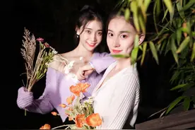 美出天际！两位体操女神罕见同框拍照片，身穿校服清纯可爱图片