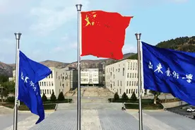 以青春歌唱祖国 用经典铸魂育人——山东艺术学院《以青春歌唱祖国》MV引领学校思政教育发展图片