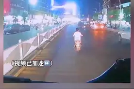 图啥？ 电动车故意阻挡出警消防车！图片