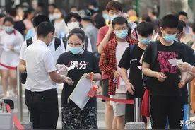 花式助考！画家大姨手绘衣服，妈妈穿锦鲤附体为儿子加油图片