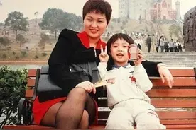 张艺兴儿时长得真好看，身旁的妈妈衣着光鲜，网友：有钱人家图片