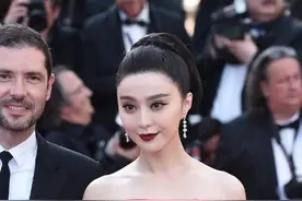 范冰冰终于翻车！披着被子红裙走红毯，全暴露出水桶腰无曲线图片