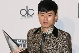 张杰作为特聘教师入职上海大学，开学典礼台上献唱，全场激动鼓掌图片