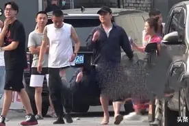 全家出门吃饭沈腾走出掌柜姿态，抽雪茄吐翻舌不雅，老婆像怀二胎图片