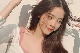 穿仙女裙的欧阳娜娜，当她躺在沙发上睡着那一刻真的太美了！图片