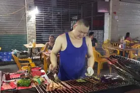 深圳路边的烧烤摊，因老板长得太像岳云鹏，竟吸引本尊前来打卡图片