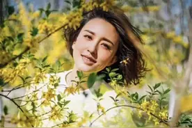著名主持张蕾气质真惊艳，穿黄色卫衣配半身裙，嫩成24岁模样图片